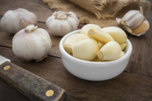 Use Garlic for Shiny Nails